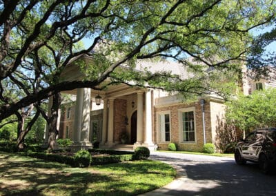 Traditional exterior porte cochere front drive